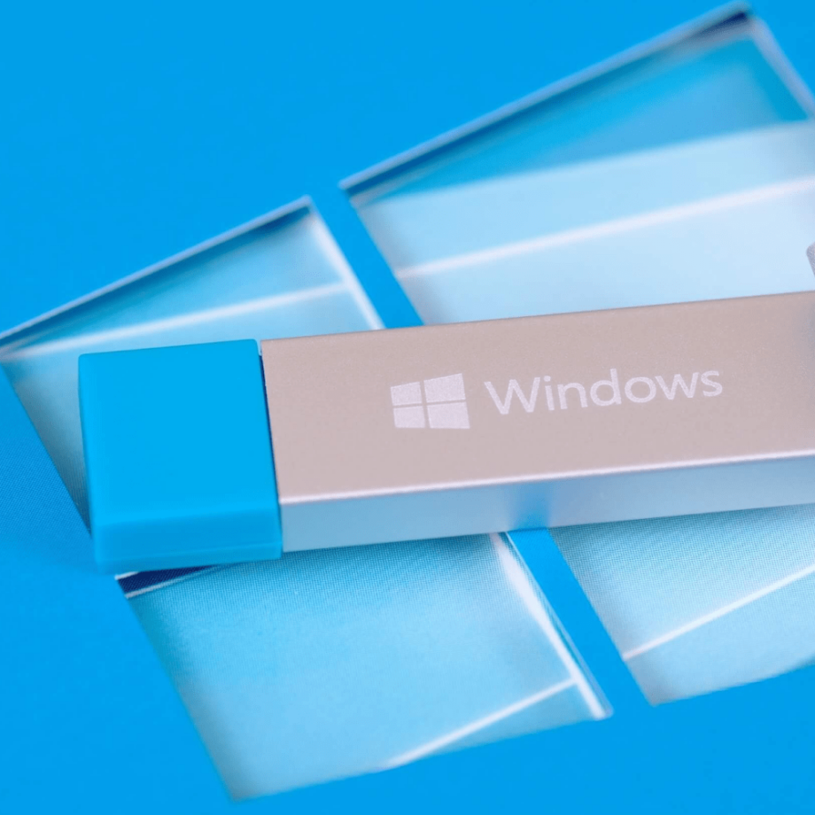 Windows 10 Pro USB - Physical Delivery